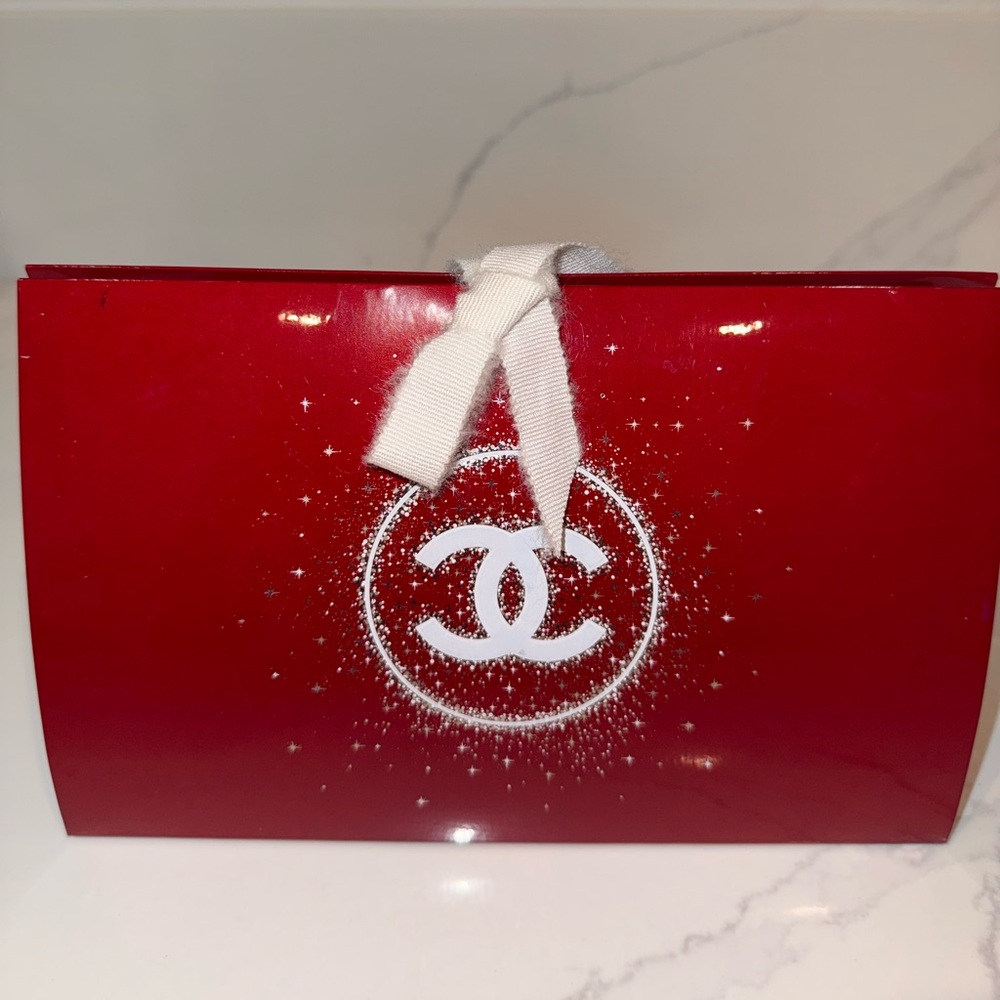 CHANEL Holiday Gift Envelope/Box in red and white ❤️🤍